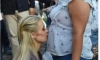 임신부의 배에 키스를 하는 패리스 힐튼
