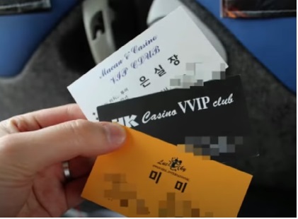 e5a612f04ec36670a557976a66afc51d.jpg 옆 테이블에 앉은 대륙녀 #1