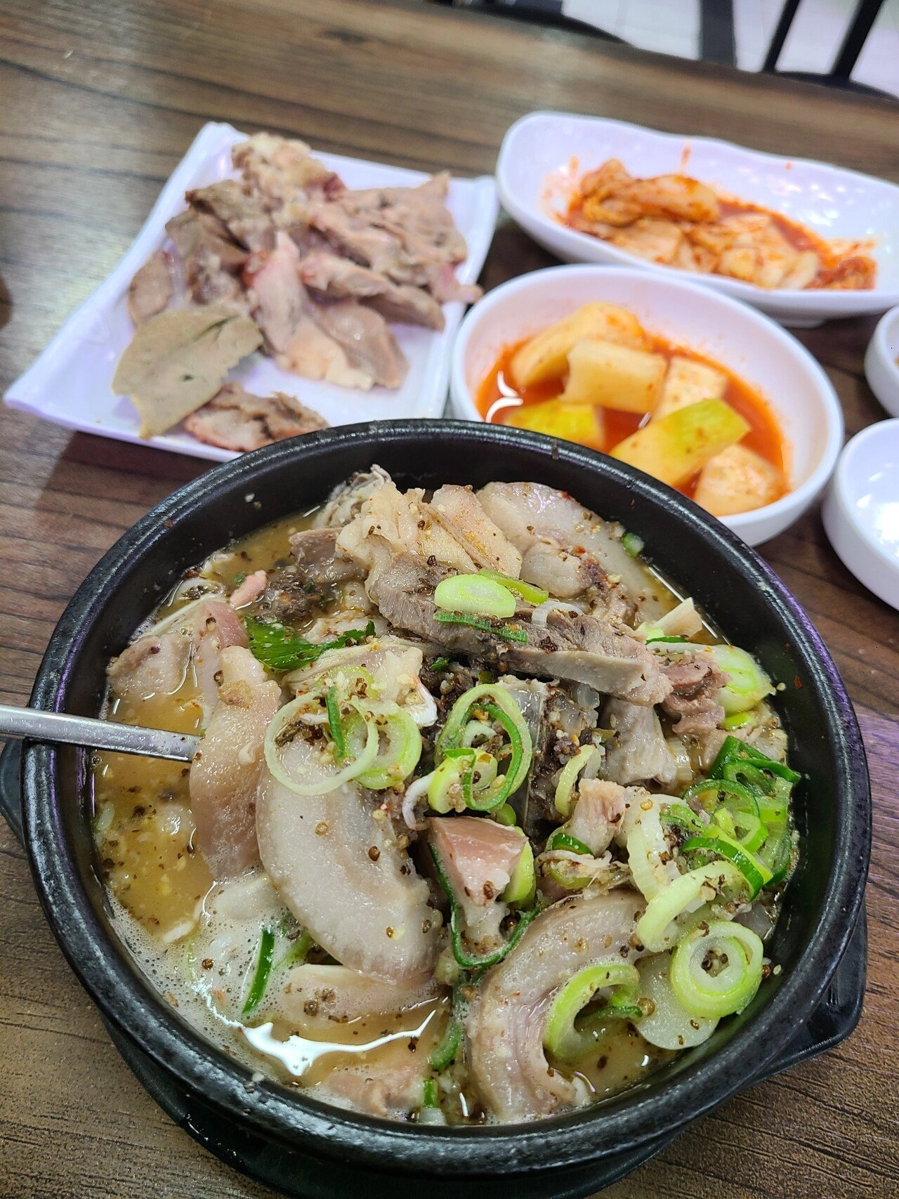 1만 1천원 순대국 정식 어떤가요?