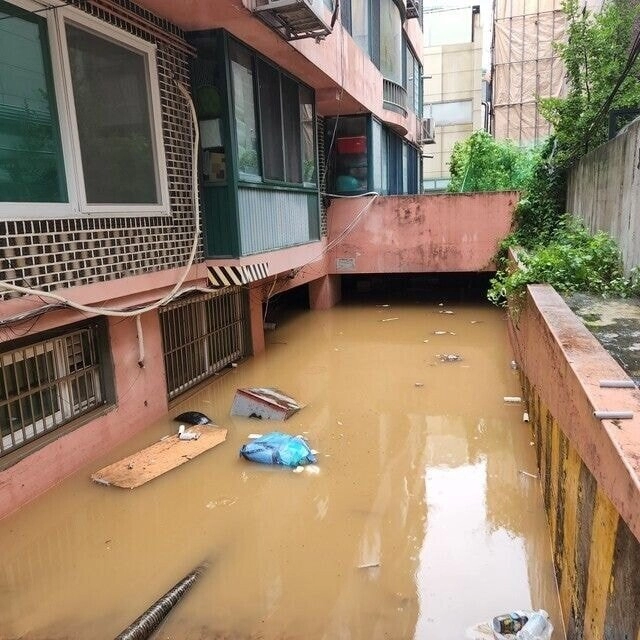 '창문 뜯어내려 했지만, 수압에..' 반지하에서 숨진 가족