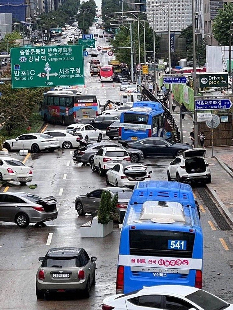 현시각 서초...