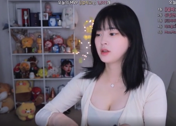 [은꼴] bj문월 고양이 보여주다가 육덕 가슴 노출