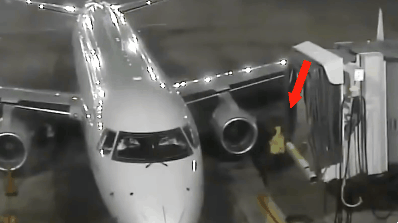 중국에서 일어난 황당한 항공기 사고.gif