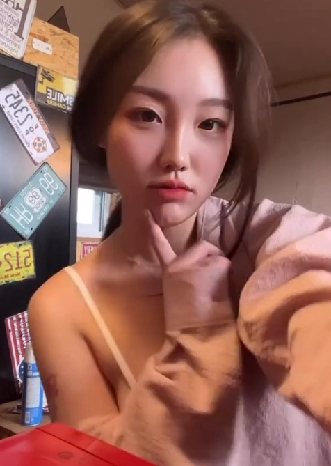 꼭지 다 비치는 비키니 입은 기무세딘