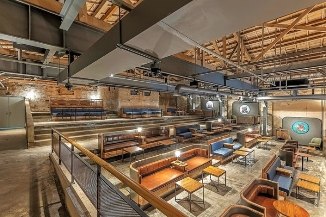 재래시장 폐극장에 입점한 스타벅스 위엄