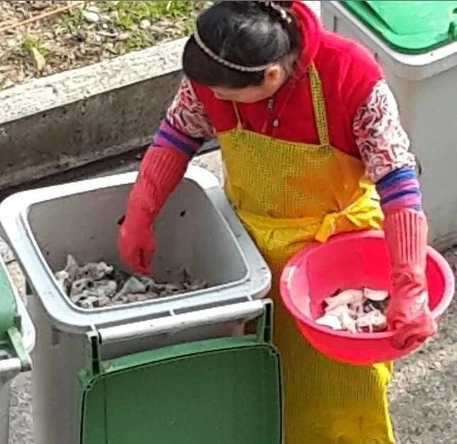 시사고발 프로그램에 포착된 어느 매운탕집.jpg