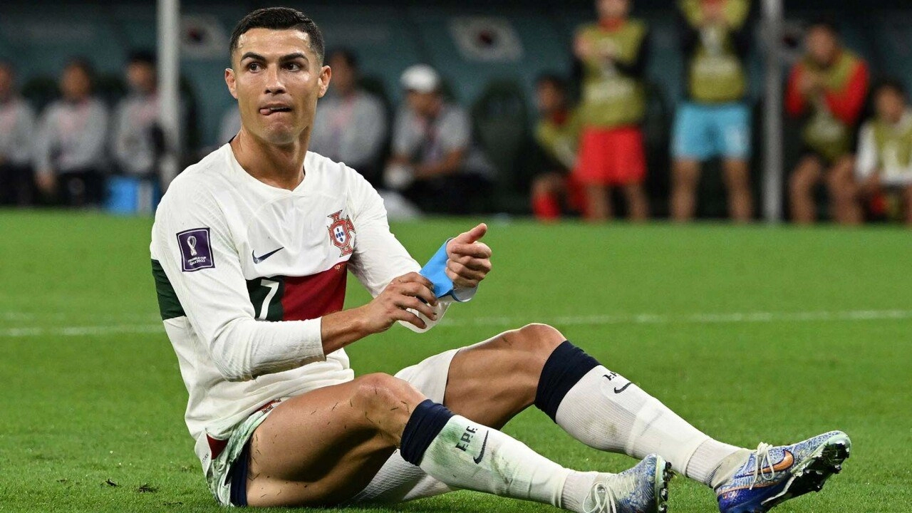 포르투갈 팬 70%, 호날두 벤치행 원해...'그는 장애물'