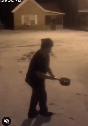 추운 날 뜨거운 물을 뿌리면??.gif