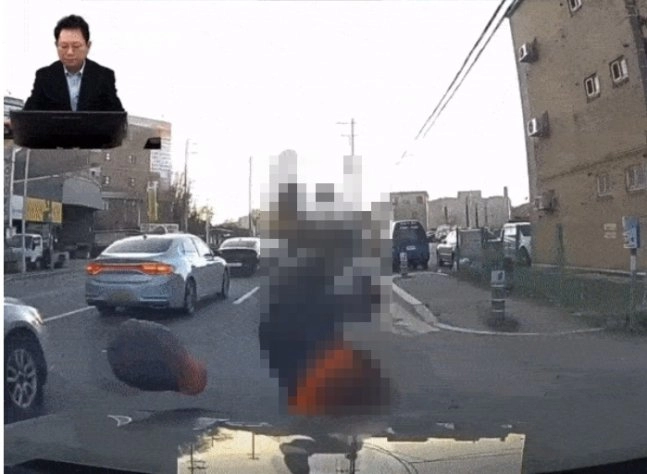 도로 사이로 갑자기 튀어나온 무단횡단자... 운전자에게 사고 책임 전가 시도.gif