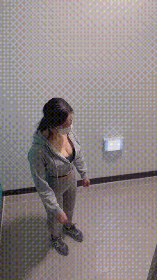 계단에서 적나라한 레깅스 입고 젖는 처자