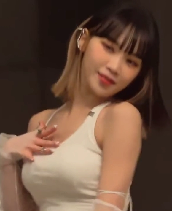 스쿼트로 다져진 르세라핌 김채원 몸매