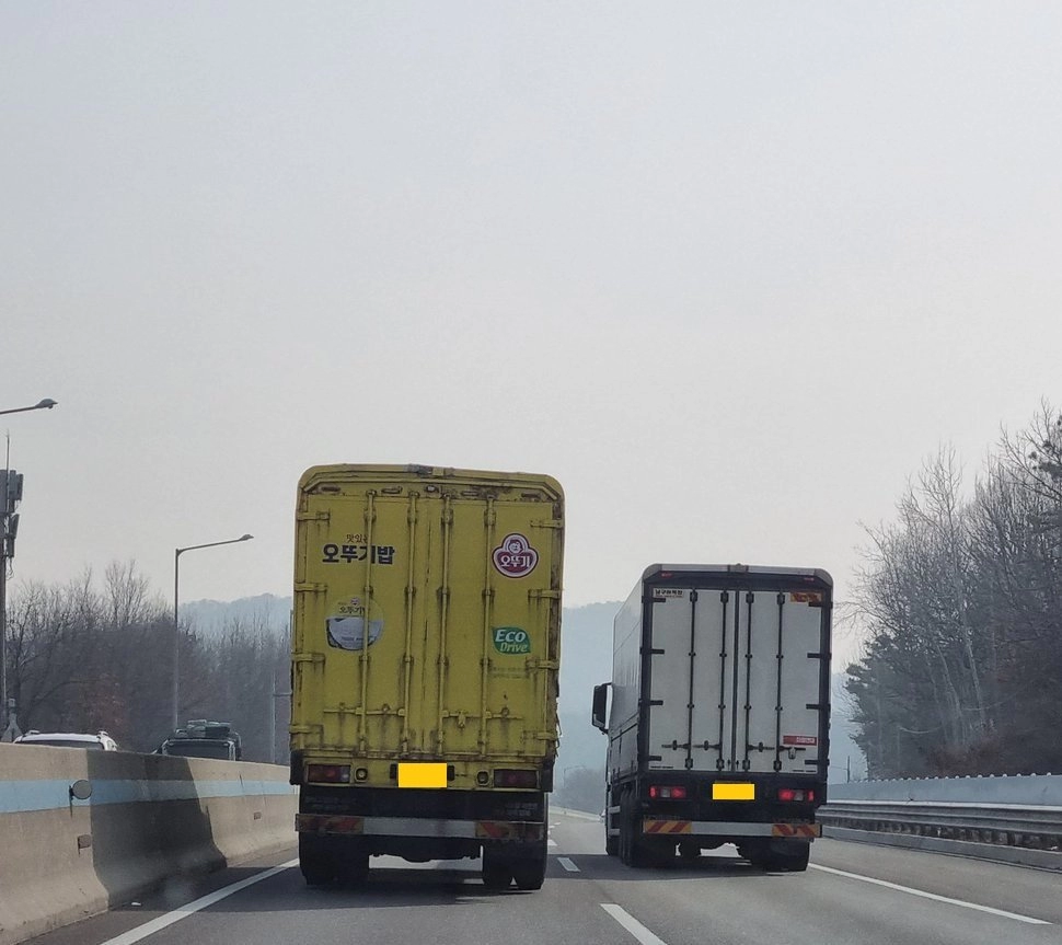 고속도로 1차선에서 보이면 제일 빡치는 차.jpg