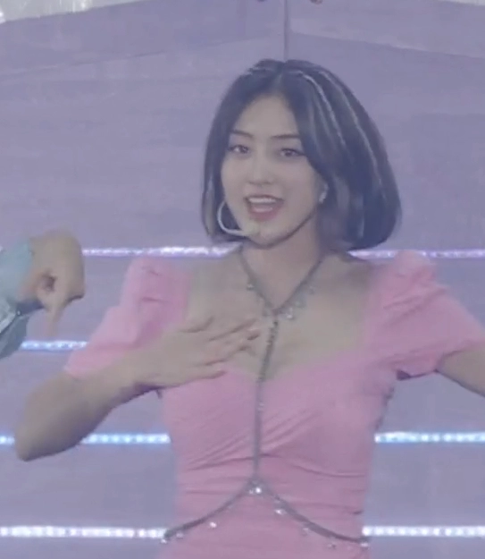 트와이스 지효 심하게 출렁 대는 가슴