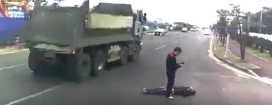 자동차도로에서 와리가리 하다가 실패한 보행자