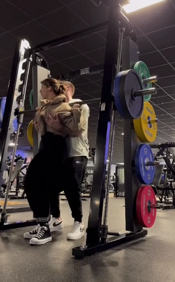 자연스러운 스쿼트보조 ㅋㅋㅋ