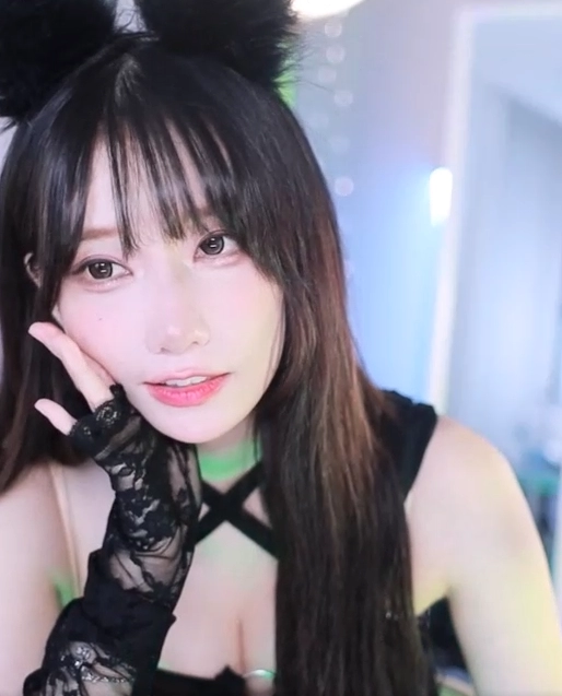 마젠타 가슴 다보이는 꼴리는 의상