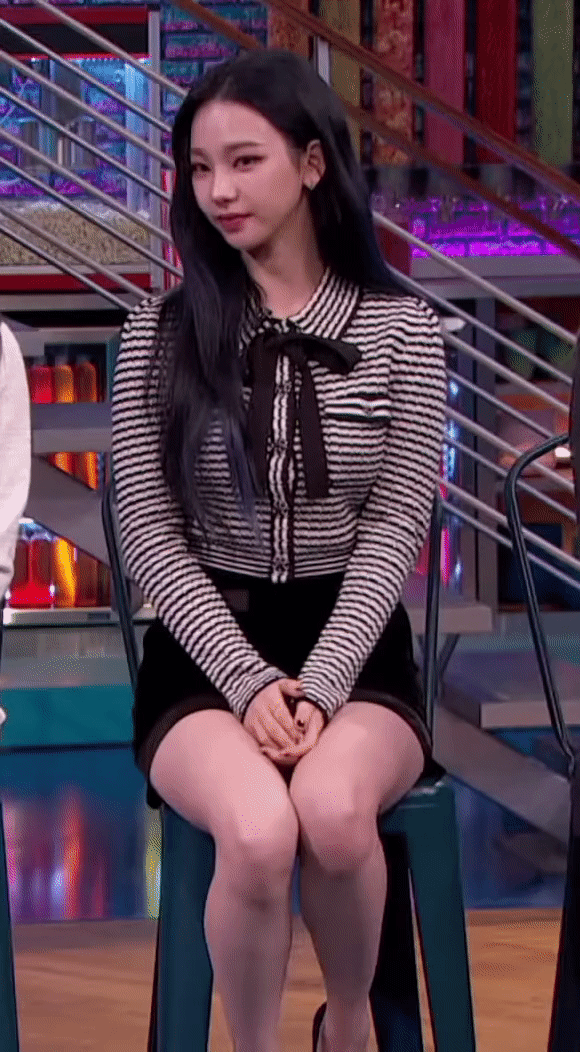 카리나 쌔끈한 허벅지 업스커트 노출