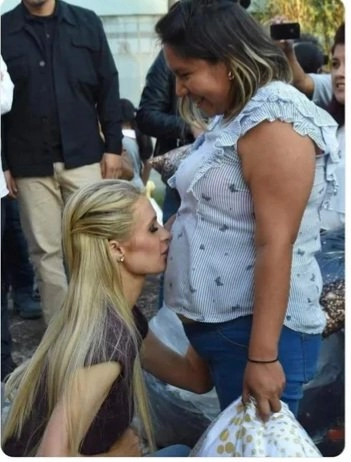 임신부의 배에 키스를 하는 패리스 힐튼