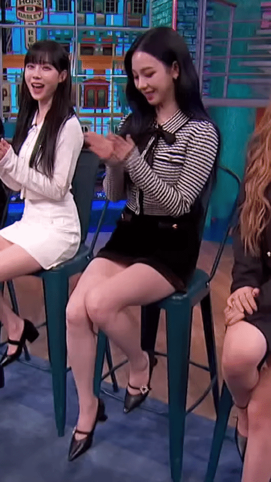 카리나 쌔끈한 허벅지 업스커트 노출