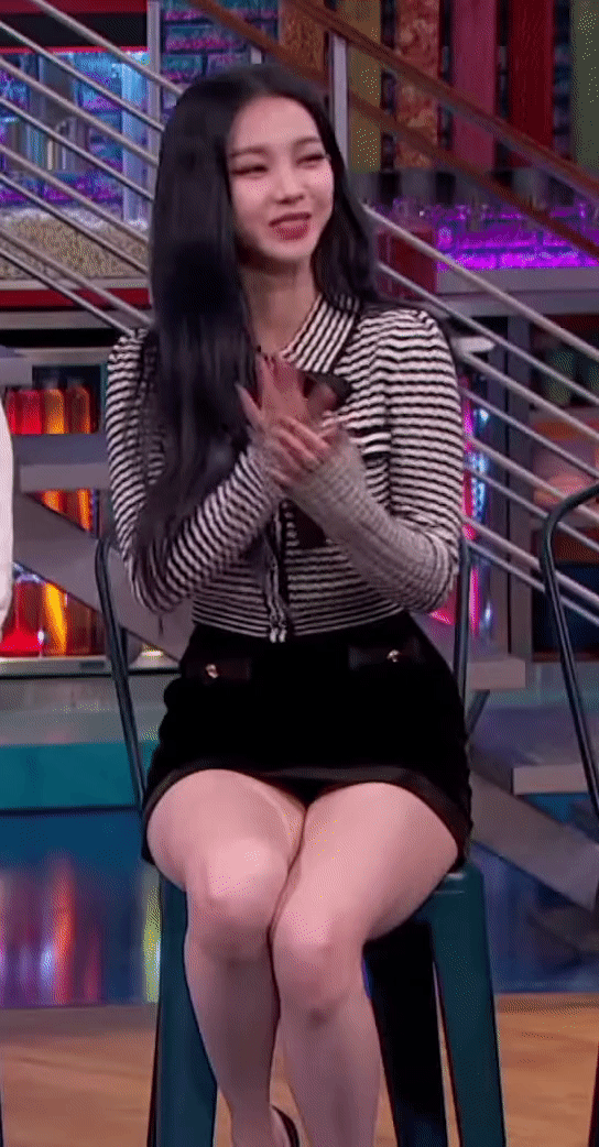 카리나 쌔끈한 허벅지 업스커트 노출