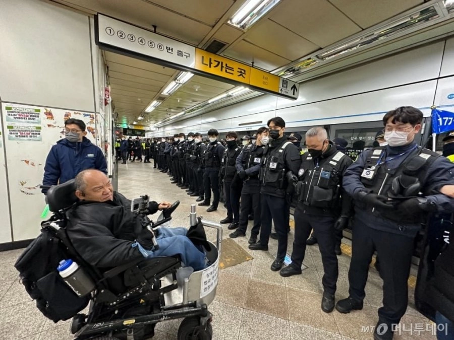 팔걸고 전장연 못들어오게 막는 교통공사 직원들.jpg