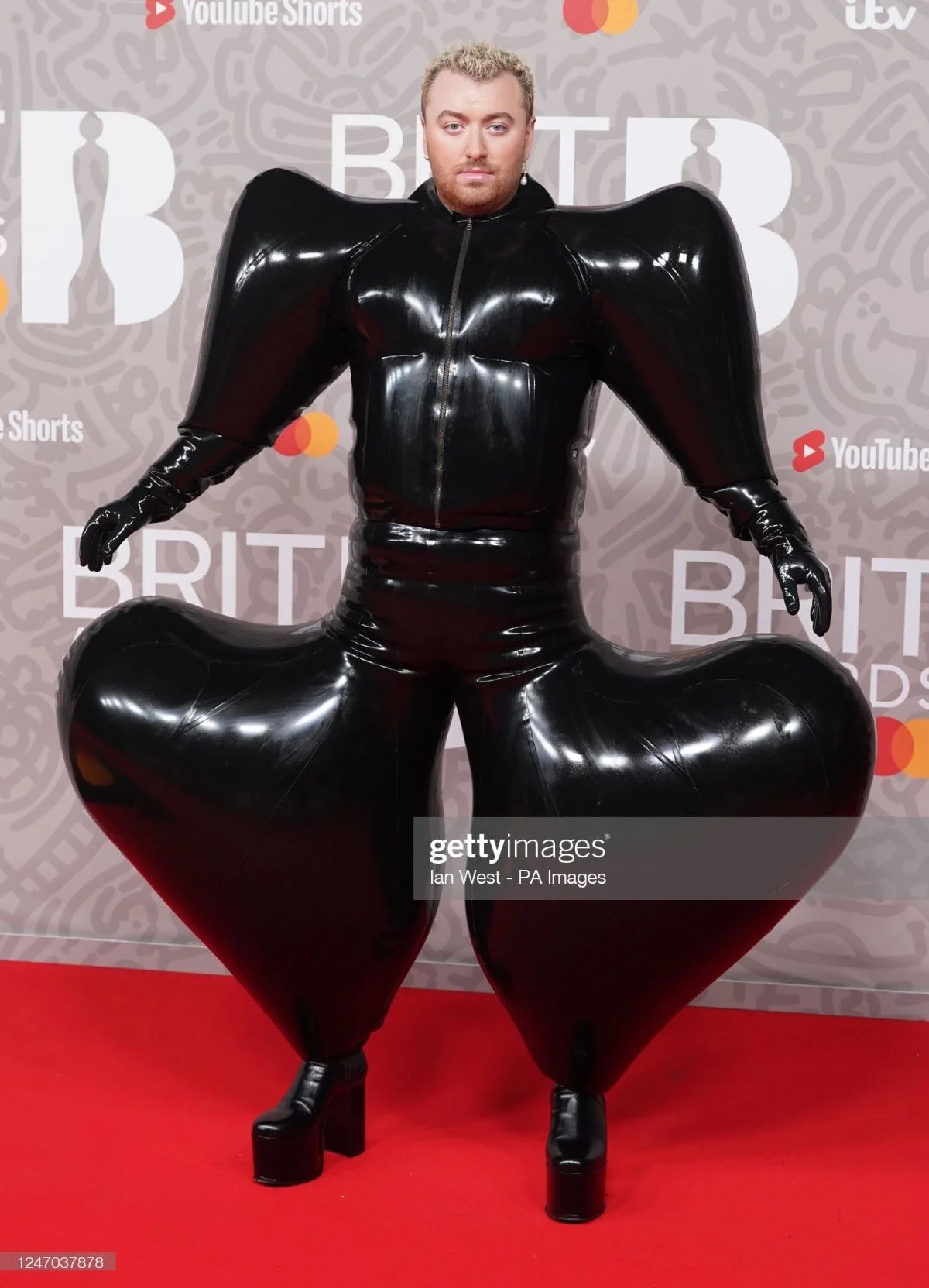 요즘 좀 파격적인 샘스미스