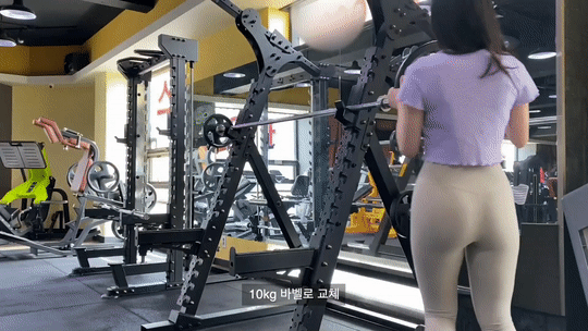 레깅스 뒤태가 아름다운 헬스장 누나
