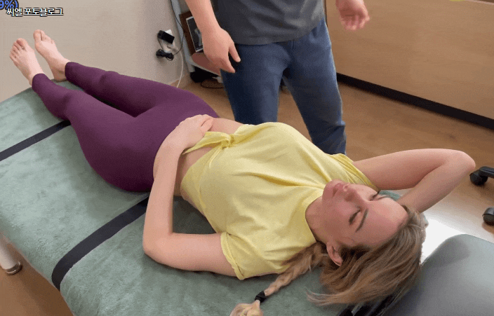 도끼자국 적나라하게 보이면서 마사지 받는 러시아 모델