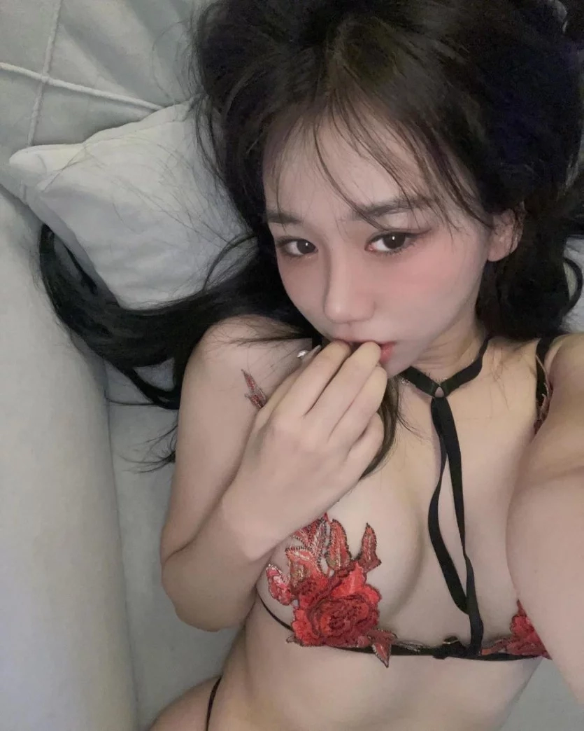 쭈디 ㄲㅈ만 가린 실오라기 입고 셀카 ㅎㄷㄷ