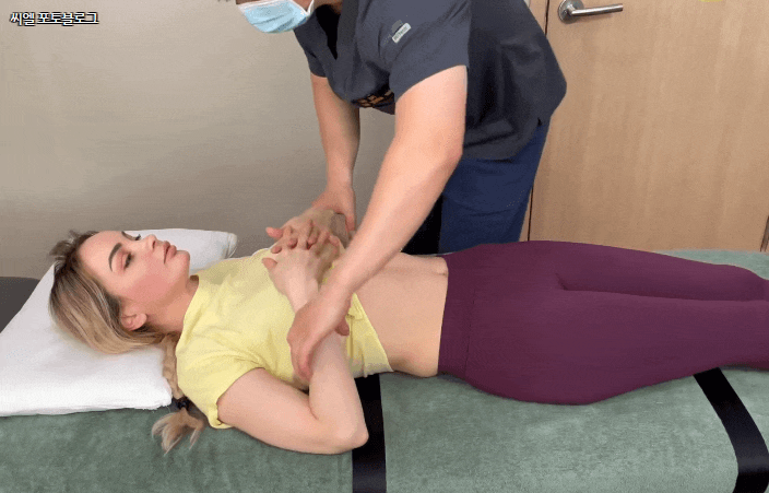 도끼자국 적나라하게 보이면서 마사지 받는 러시아 모델