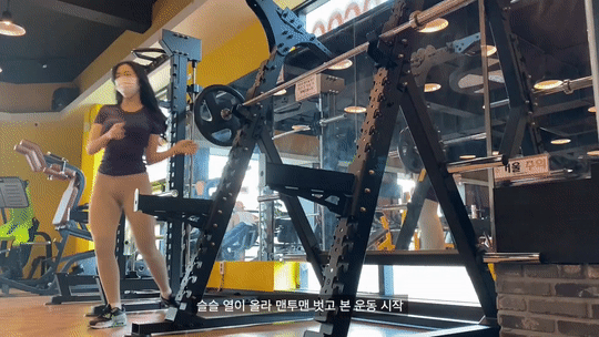 레깅스 뒤태가 아름다운 헬스장 누나