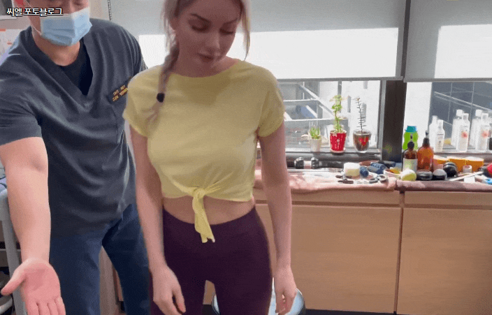 도끼자국 적나라하게 보이면서 마사지 받는 러시아 모델