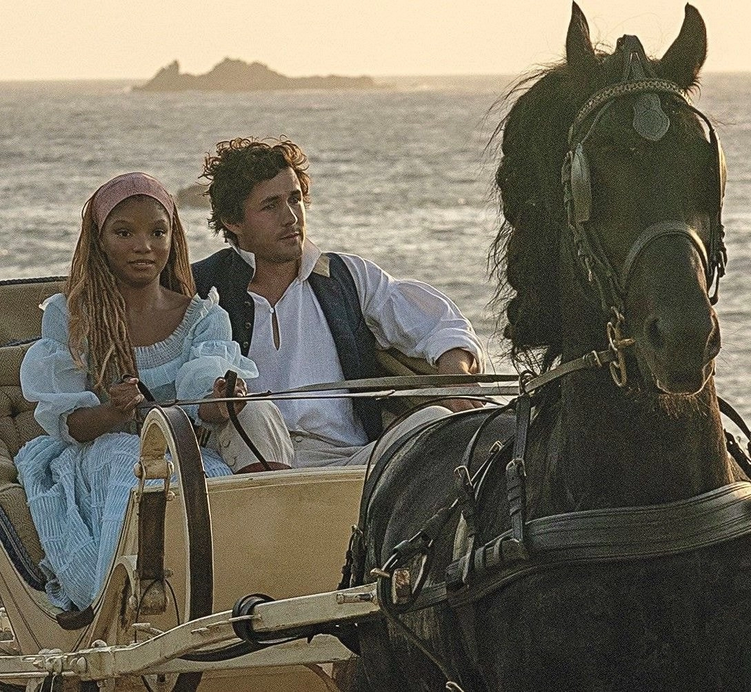 디즈니 '흑어공주' 에리얼-왕자 투샷 스틸컷공개