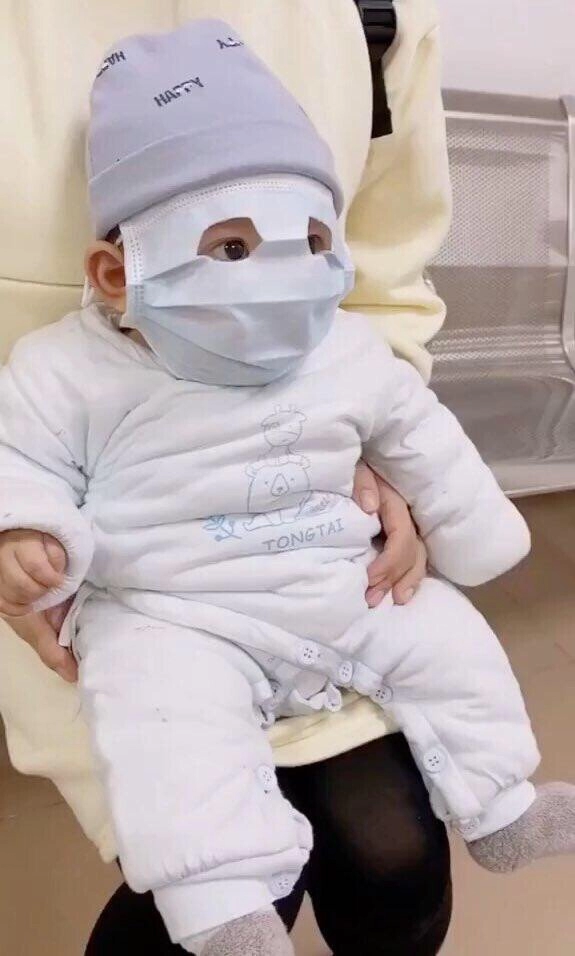 어른용 마스크 쓴 아기.jpg