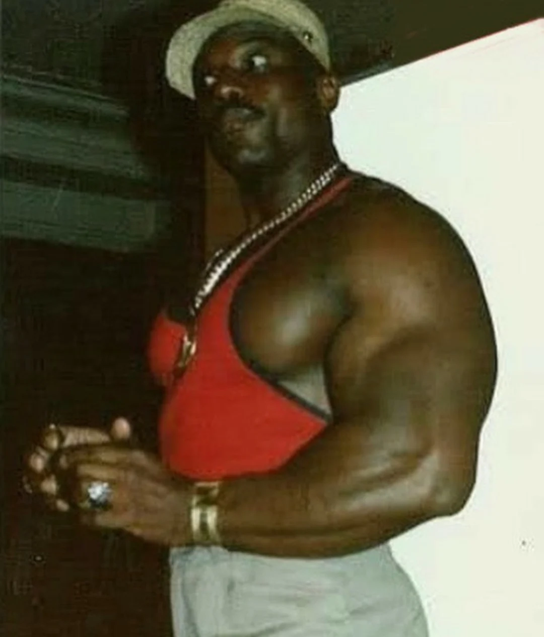 복부에 총 다섯 발 맞아도 안 죽는 보디빌더