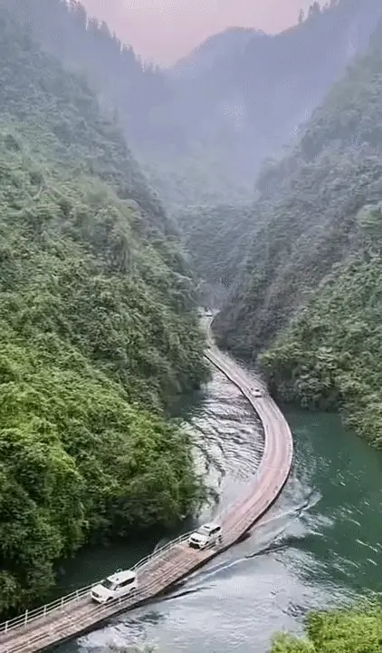 아슬아슬해보이는 중국의 출렁다리