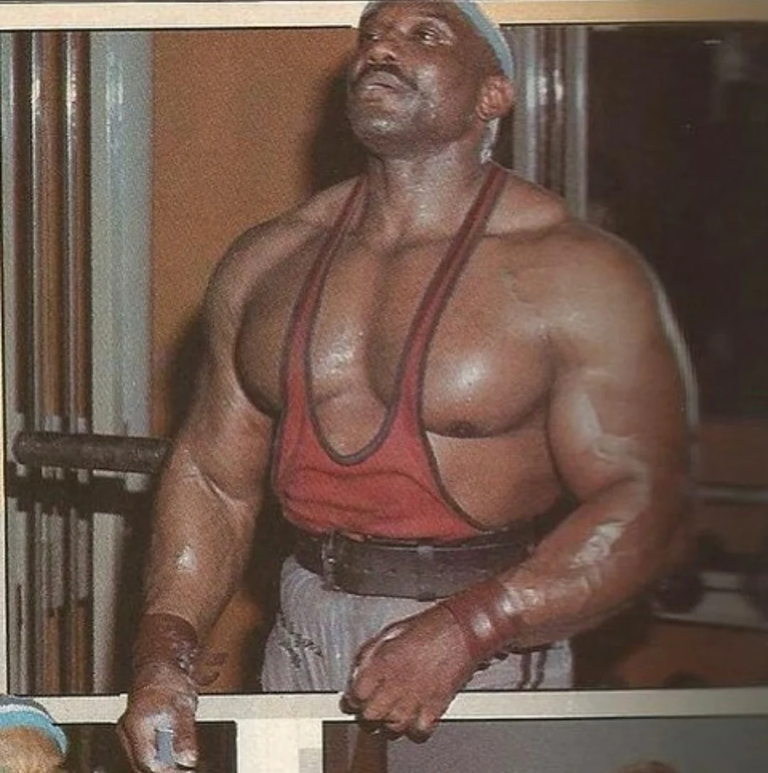 복부에 총 다섯 발 맞아도 안 죽는 보디빌더