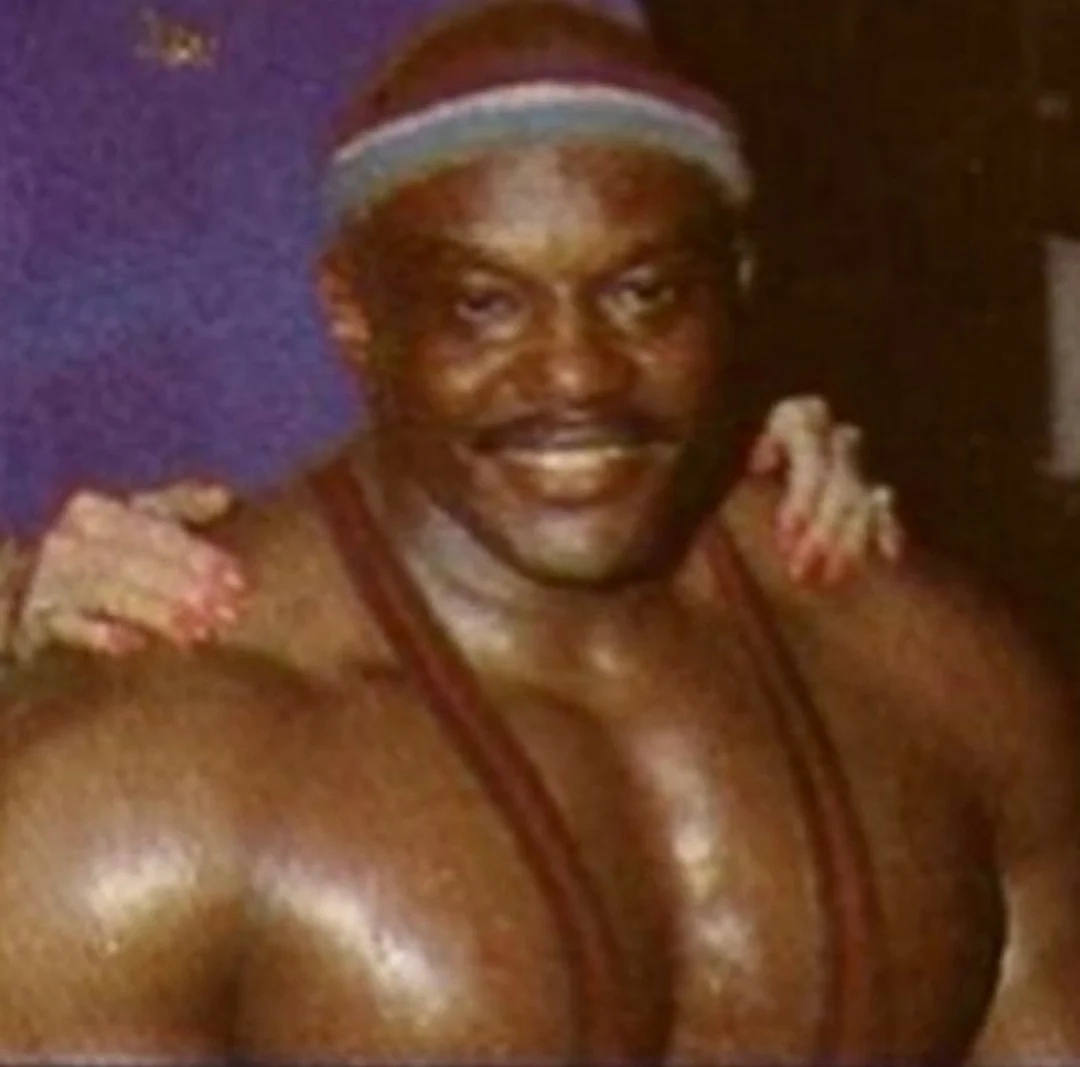 복부에 총 다섯 발 맞아도 안 죽는 보디빌더