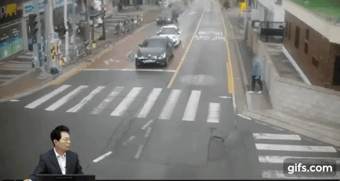 신호위반 차량을 발로 차버렸습니다