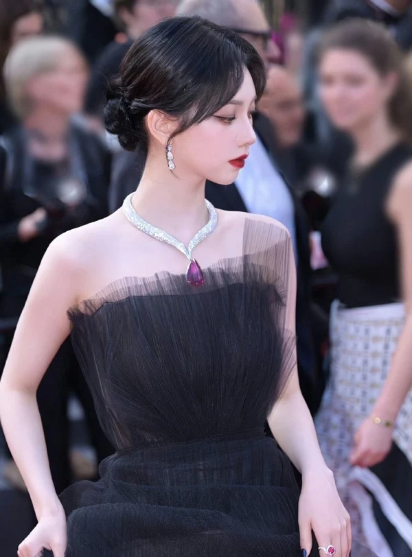 칸 영화제 레드카펫에서 카리나가 16억짜리 목걸이 찬 이유