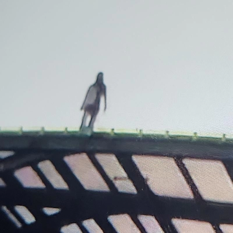 보배드림에 올라온 고속도로의 정체불명 여성 ㄷㄷㄷ