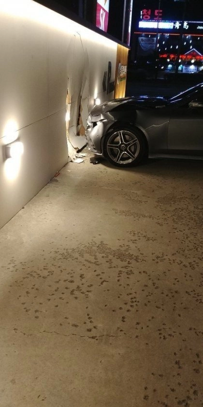 벤츠 출고하자마자 사고낸 김여사 ㅎㄷㄷㄷㄷ