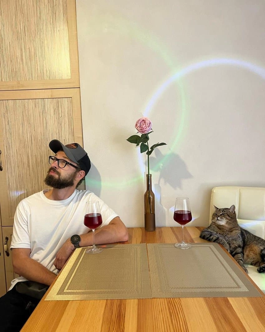 SNS에서 특이한 자세로 유명해진 고양이