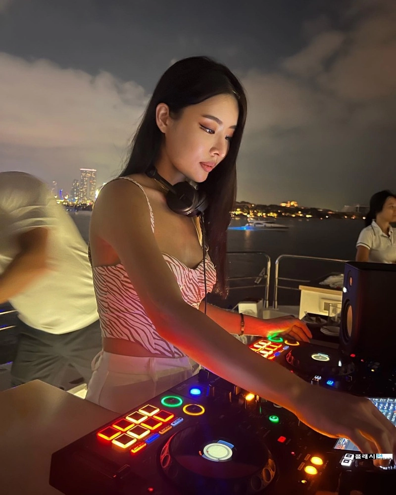 리버풀녀 정유나 DJ도 하고 있네