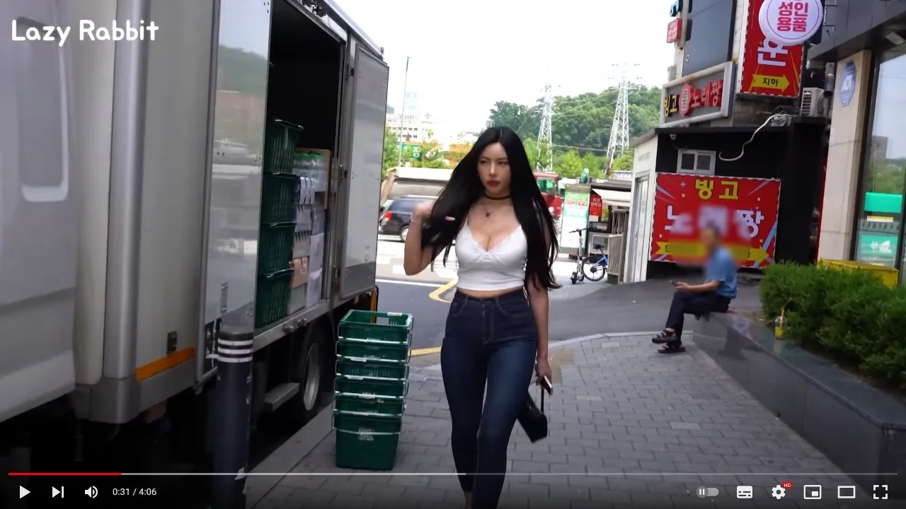 섹시한 모델이 거리를 다니면서 받는 뜨거운 시선
