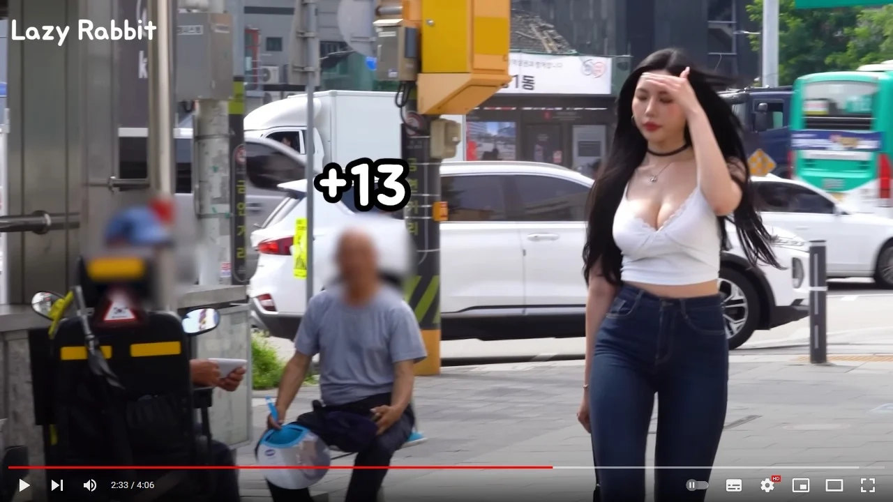 섹시한 모델이 거리를 다니면서 받는 뜨거운 시선
