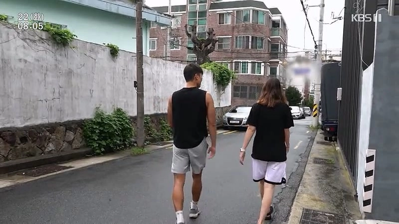 아침 안먹는 와이프 아침 먹게하려고 아침산책 같이 가주는 남편