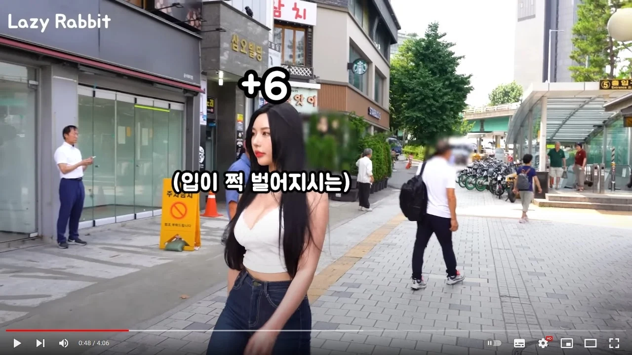 섹시한 모델이 거리를 다니면서 받는 뜨거운 시선