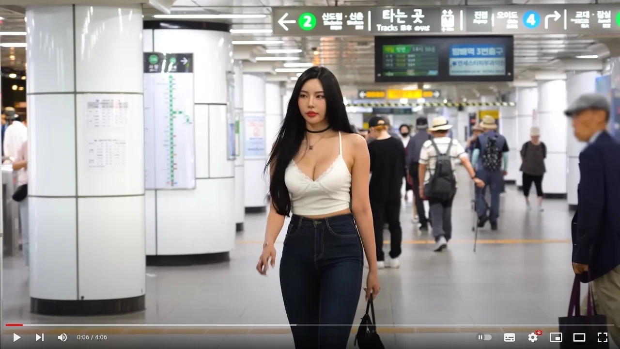 섹시한 모델이 거리를 다니면서 받는 뜨거운 시선