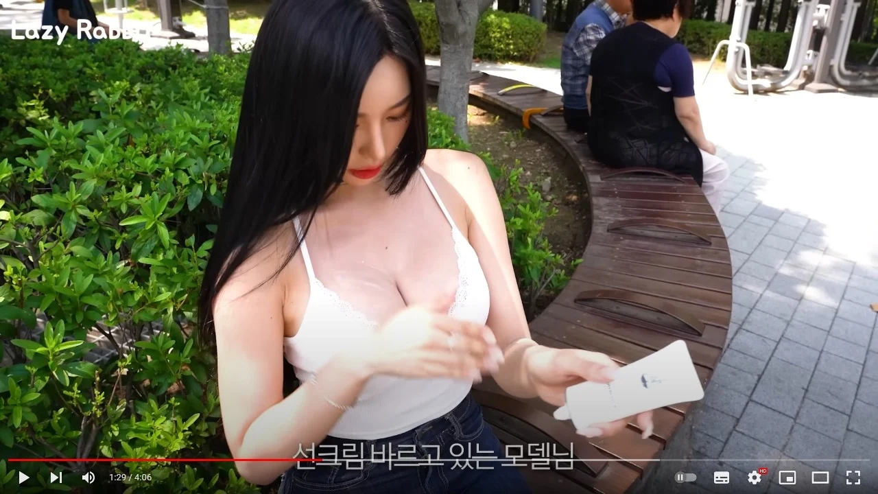 섹시한 모델이 거리를 다니면서 받는 뜨거운 시선